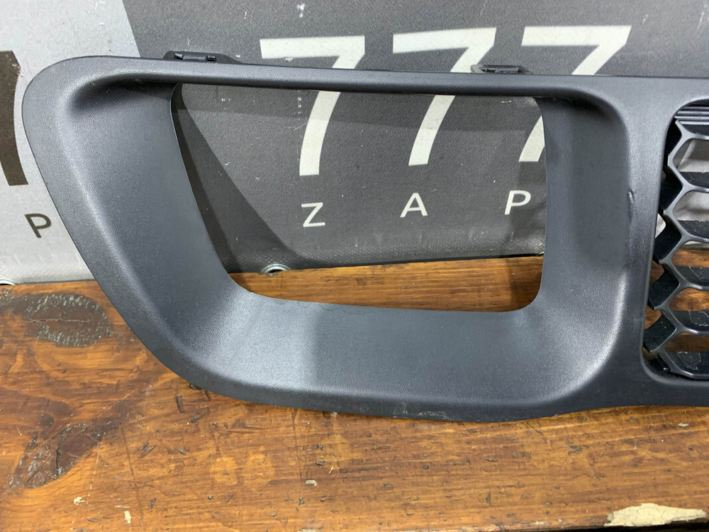 Решетка переднего бампера Grand Cherokee (WK2)  Б/У Оригинал 68143102AB