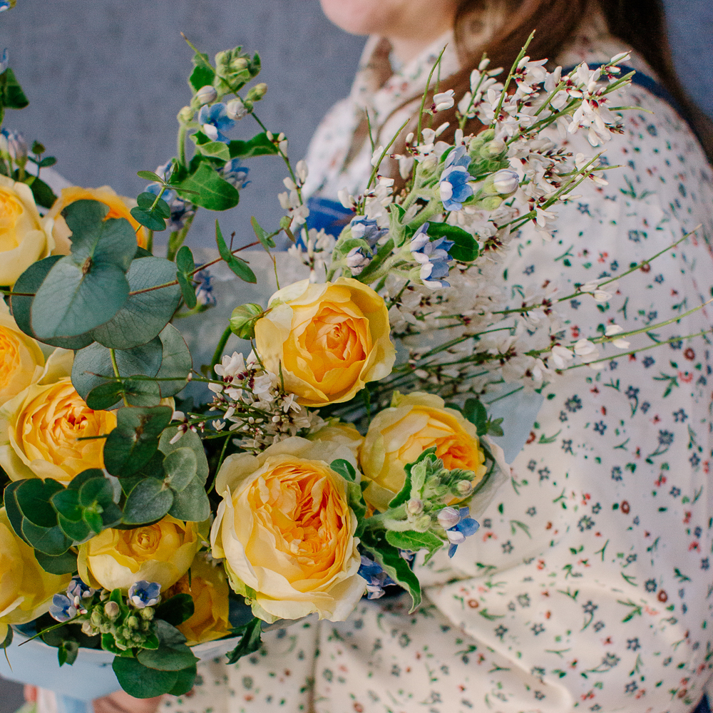 152. Солнечный букет с розами, оксипеталумом и ароматной генистой