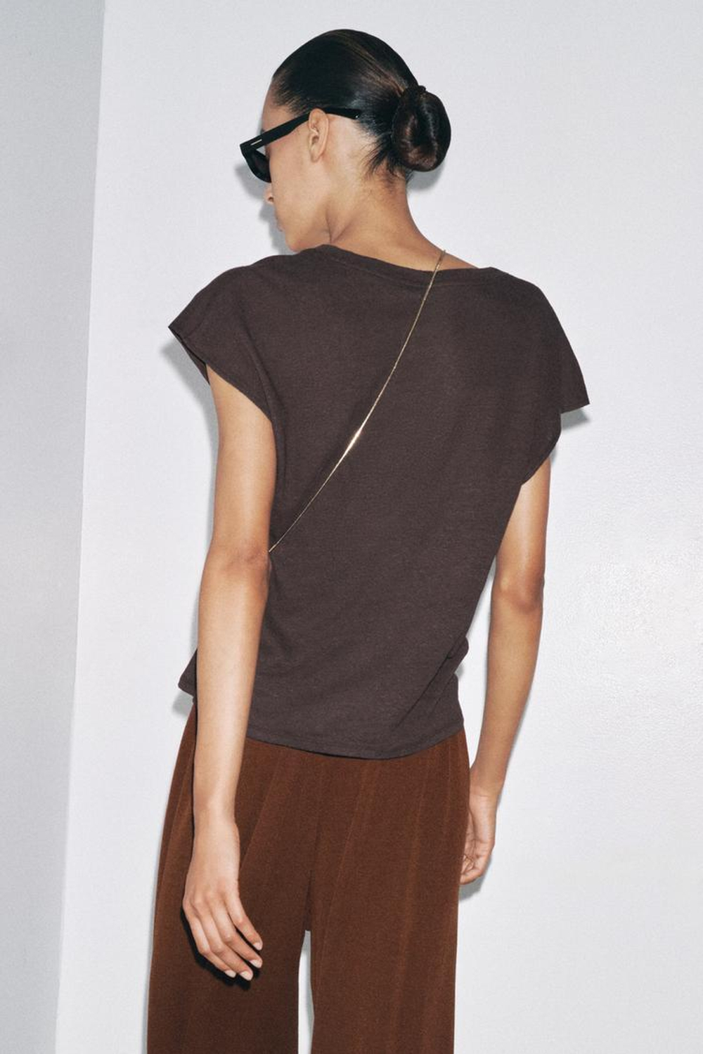 ZARA ФУТБОЛКА ИЗ ХЛОПКА И ЛЬНА, КОРИЧНЕВЫЙ
