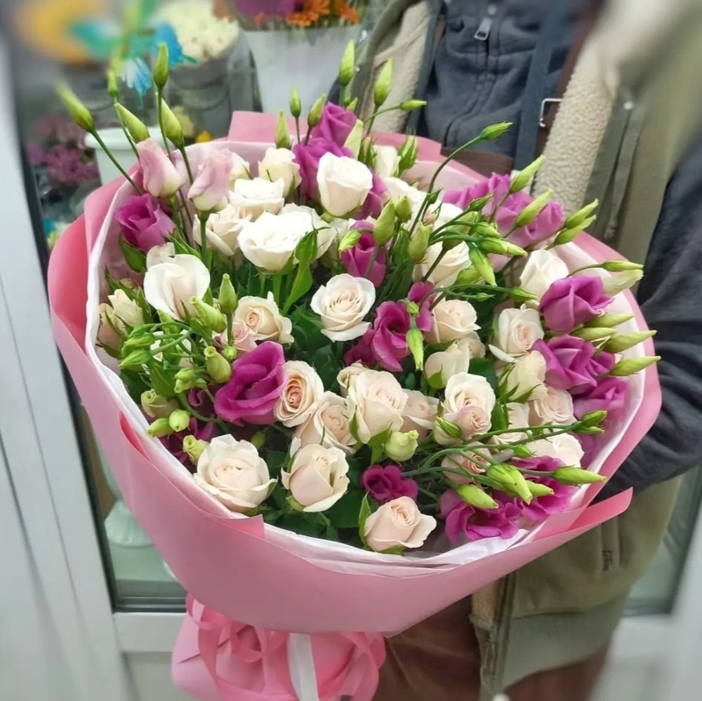Авторский букет с эустомами и кустовыми розами