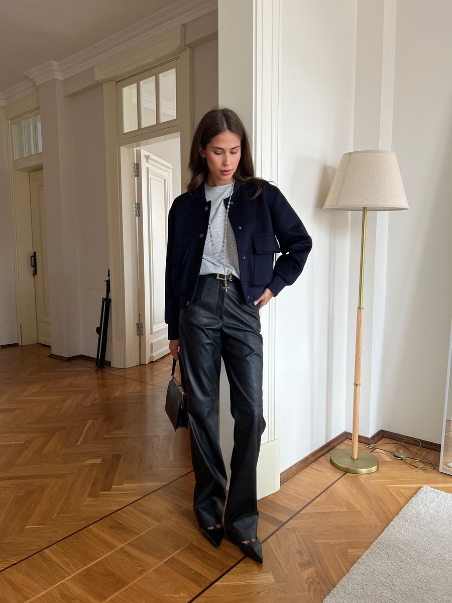 Брюки из экокожи черные с подрезом на спинке