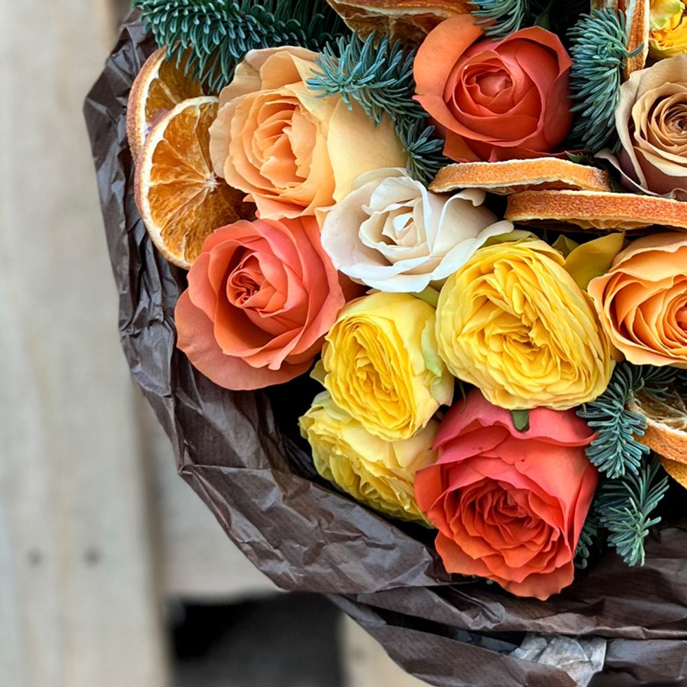 ❄ Мандариновый микс — новогодняя корзина роз — Ø ~ 40 см