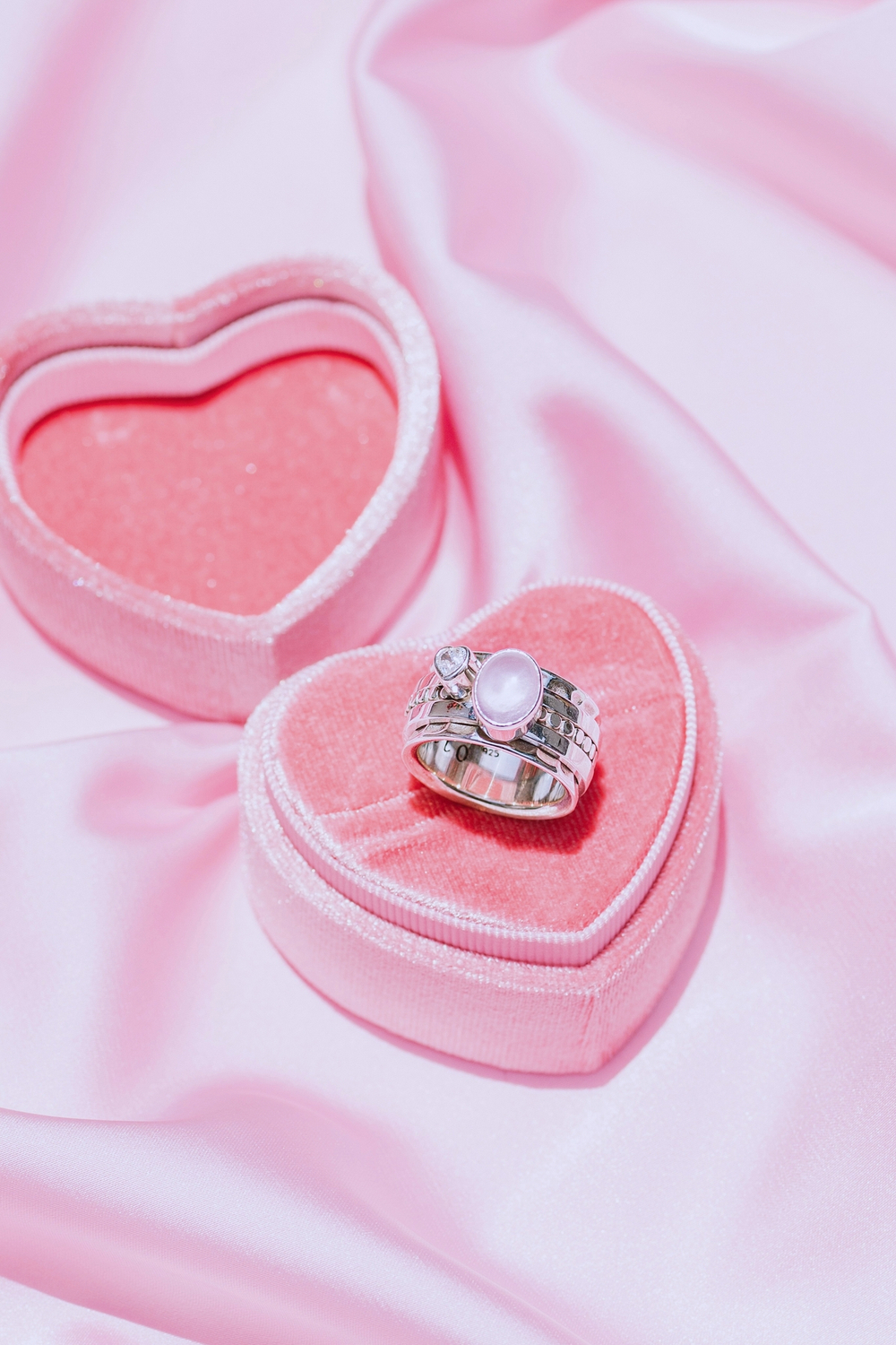 Кольцо «Мозаик» с овальным розовым кварцем и сердечком белый циркон