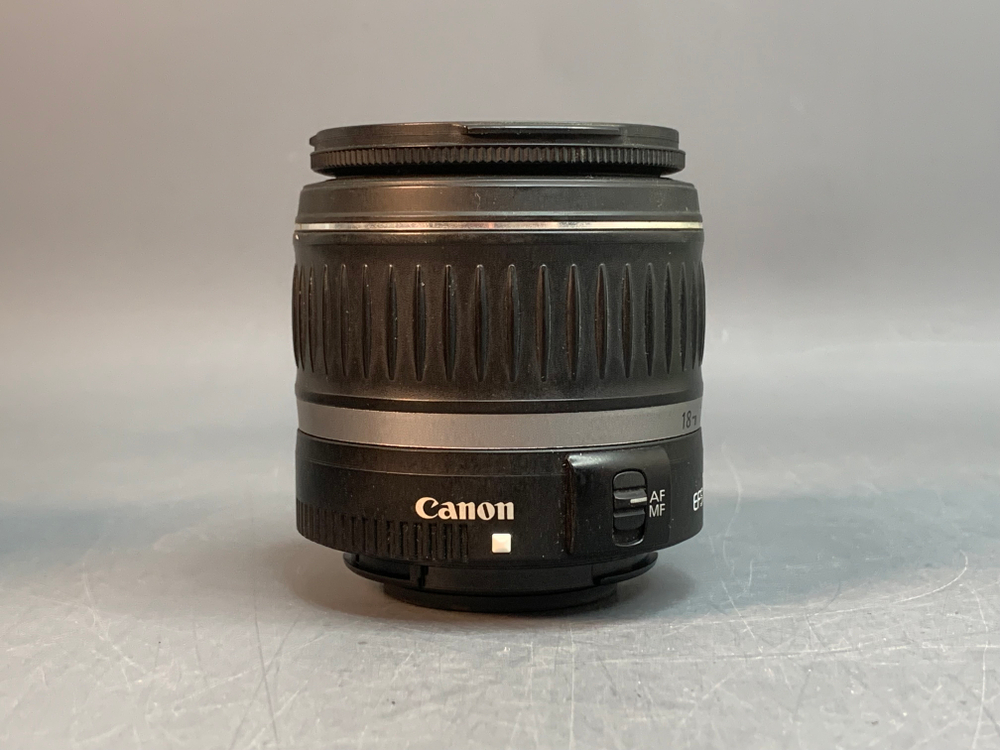 Canon 1000D kit 18-55mm 3.5-5.6 II 3.270 кадров