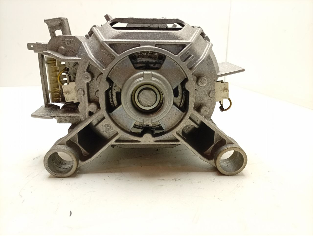 WFXI2840EU кт22 Двигатель для стиральной машины Bosch Siemens (8 контактов) 145678 б/у