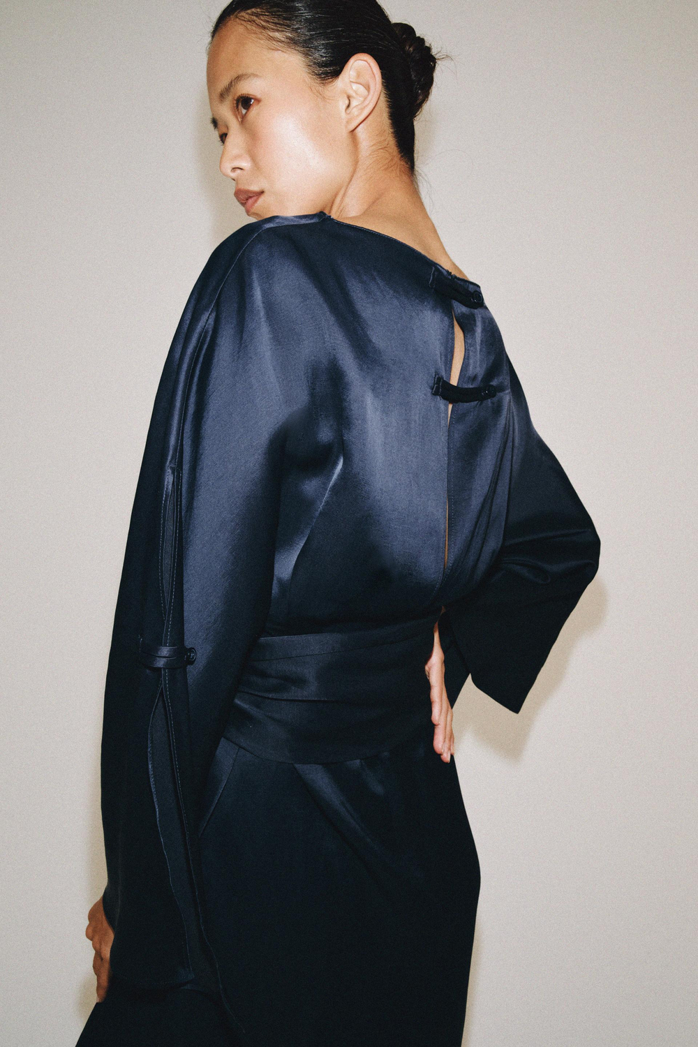 ZARA ПЛАТЬЕ МИДИ ИЗ СМЕСОВОГО ЛЬНА С ПОЯСОМ — ZW COLLECTION, СИНИЙ