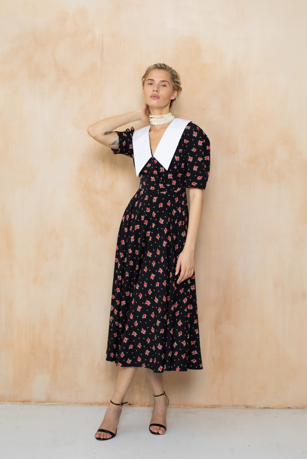 Платье с белым воротником