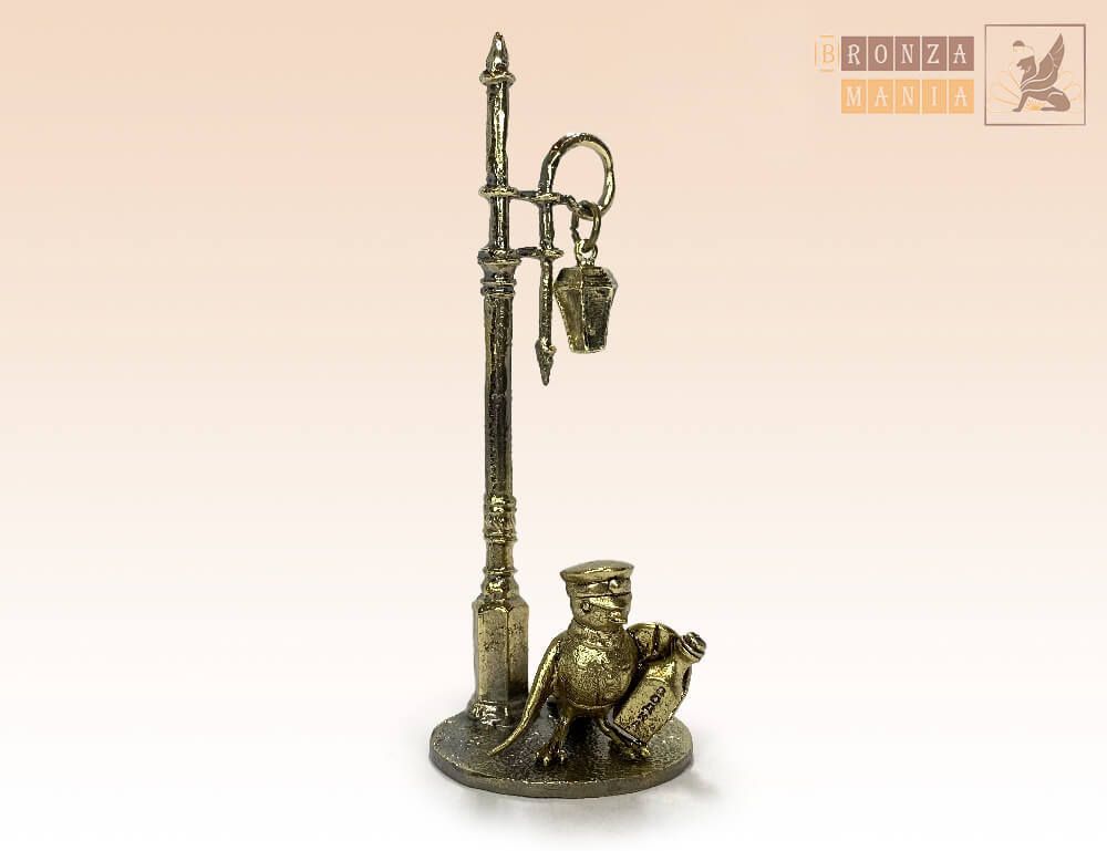 фигурка Чижик-Пыжик с бутылкой-штофом под питерским фонариком