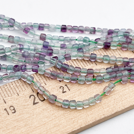 Флюорит куб бусины, размер около 2,3 мм, цена за отрезок 19 см (1/2 нити)