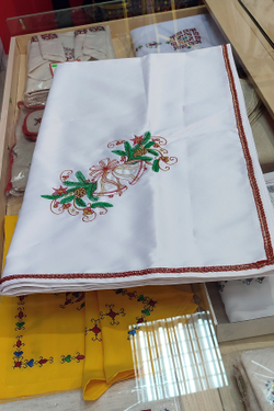 Скатерть столовая с вышивкой