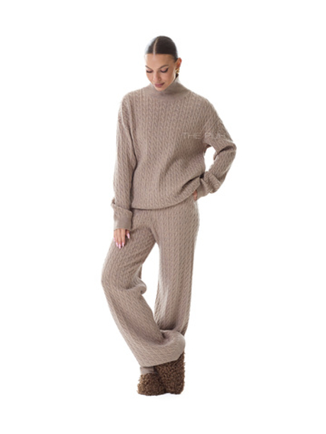 Трикотажный костюм цвета капучино в косичку