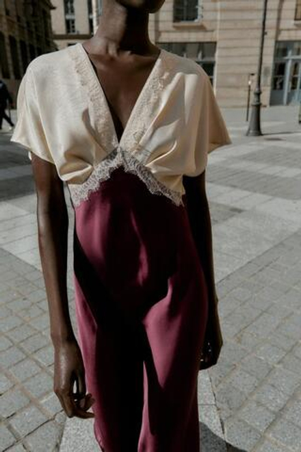ZARA АТЛАСНОЕ ПЛАТЬЕ МИДИ С КОМБИНИРОВАННЫМ КРУЖЕВОМ, БУРГУНДИ