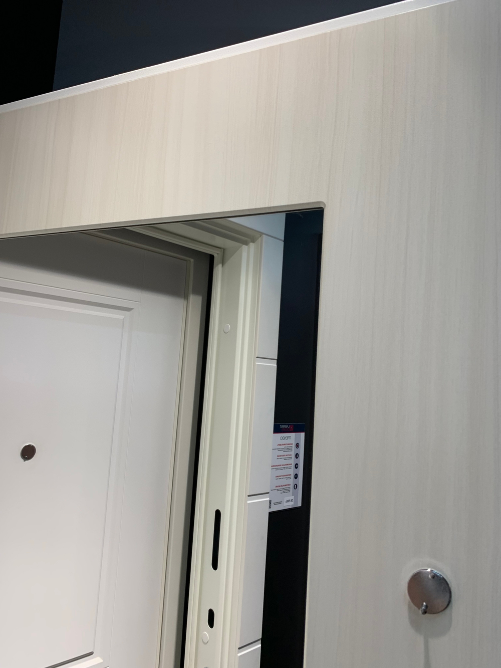 Входная металлическая дверь с зеркалом Лекс 3 БАРК Серый букле  №37 зеркало Сандал белый