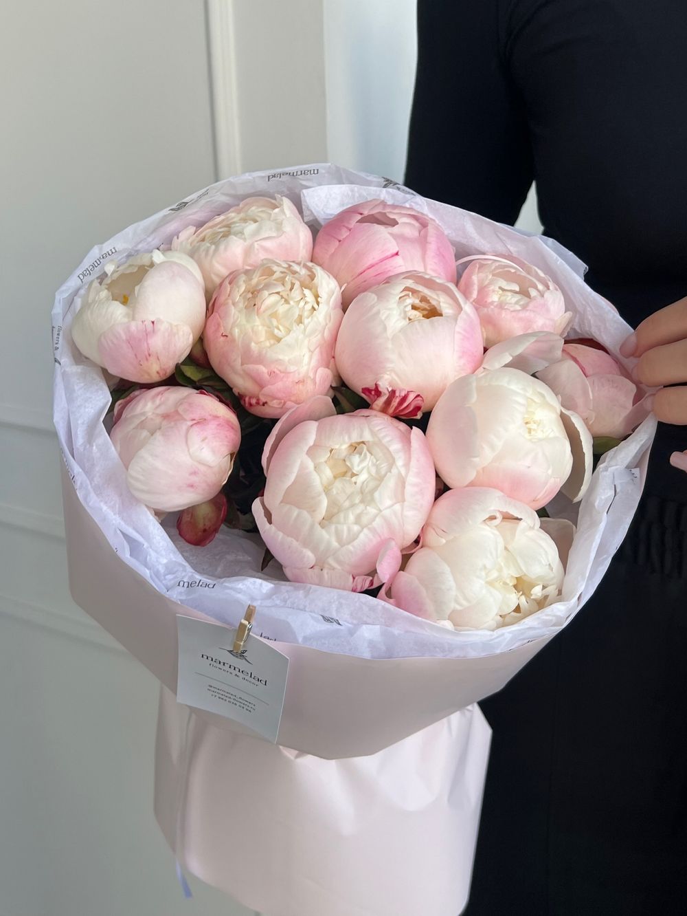 Букет из пионов в розово-белом оттенке 11 шт