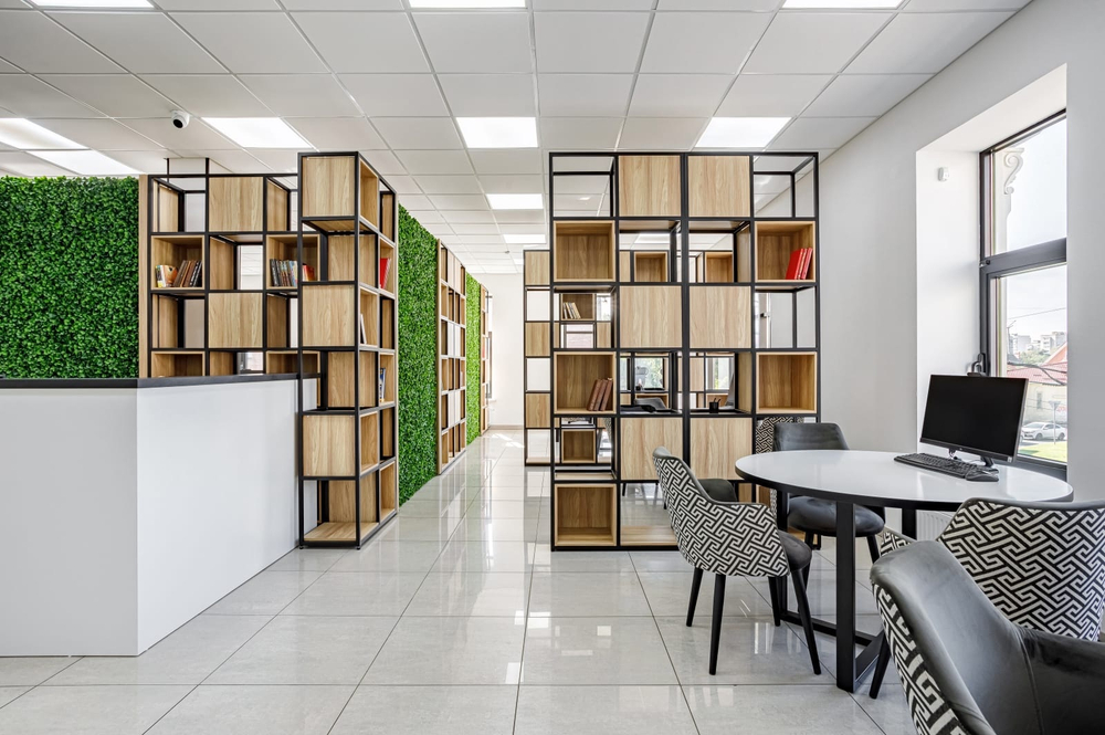 2.23. Вертикальное озеленение офисного пространства искусственной зеленью.