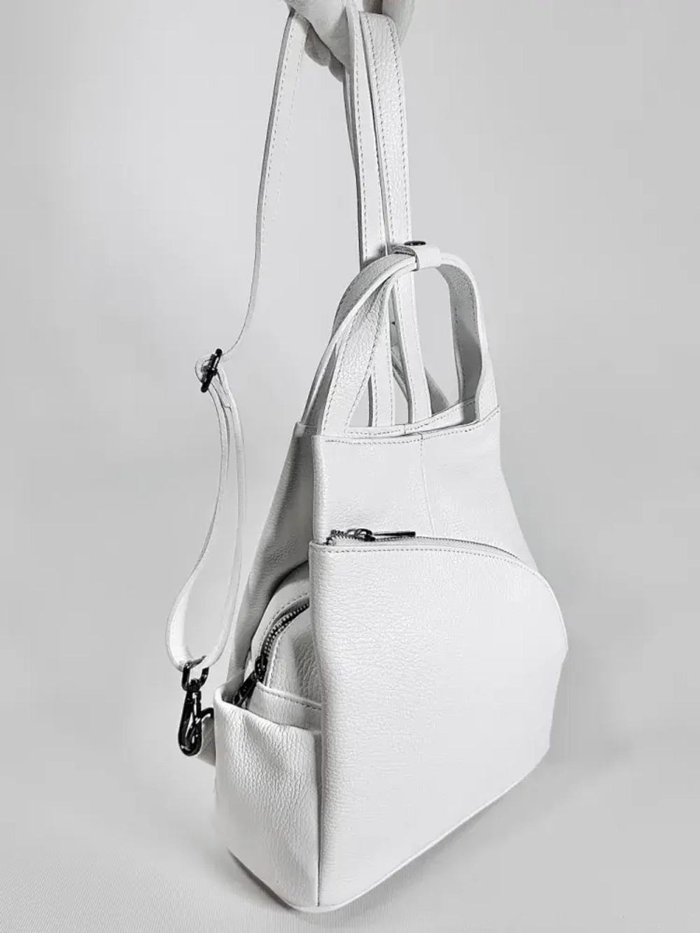Женская сумка-рюкзак из натуральной кожи белого цвета