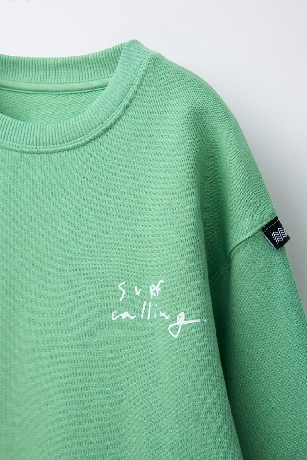 ZARA ТОЛСТОВКА С ПРИНТОМ «СЕРФИНГ», ЗЕЛЕНЫЙ