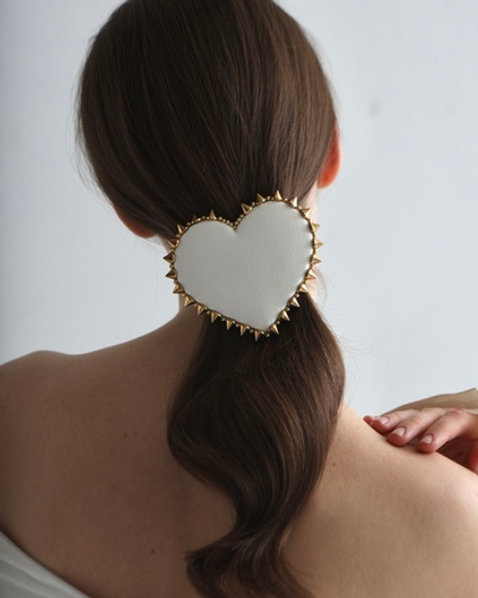 Заколка-сердце S из белого шелка с золотыми шипами