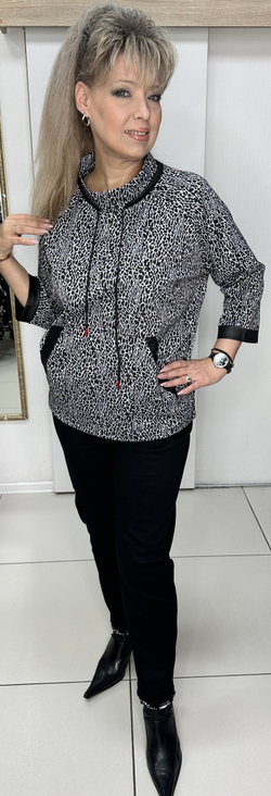 Пестрый блузон с кармашками на большие размеры