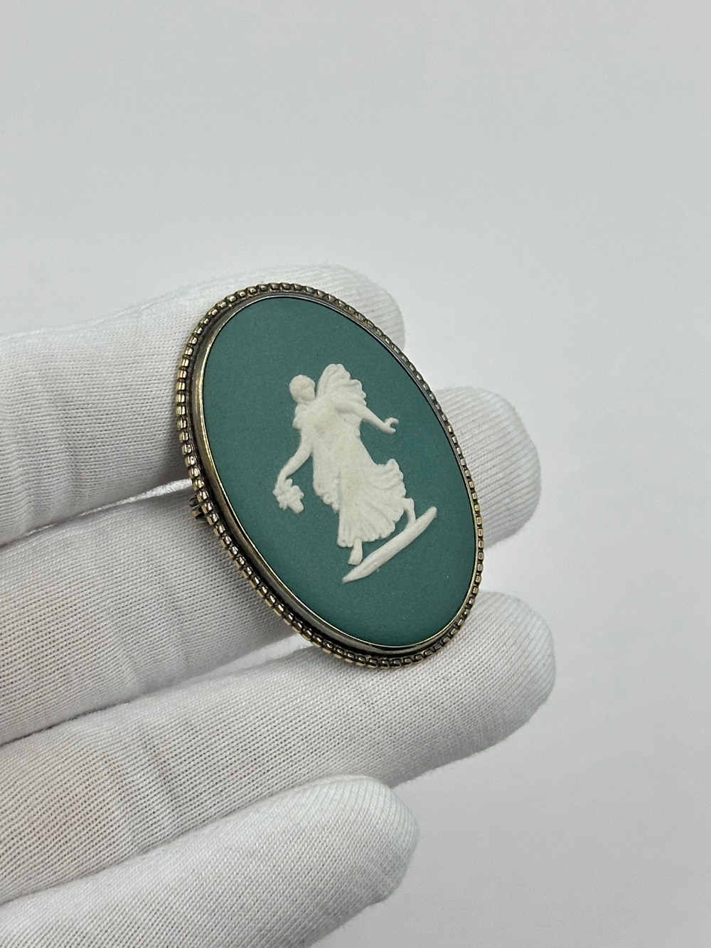 Брошь Wedgwood зелёная