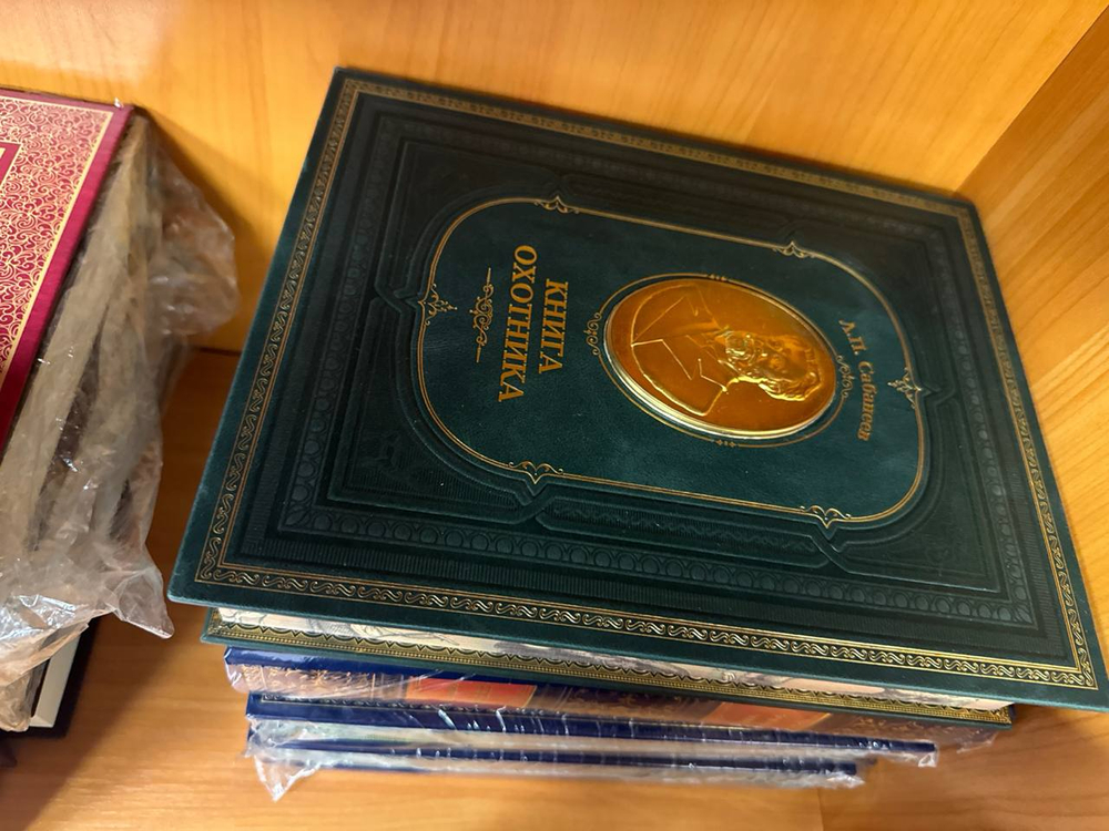 Сабанеев Л.П. "Книга рыбака" Подарочная книга (расписной обрез, бронзовый барельеф)