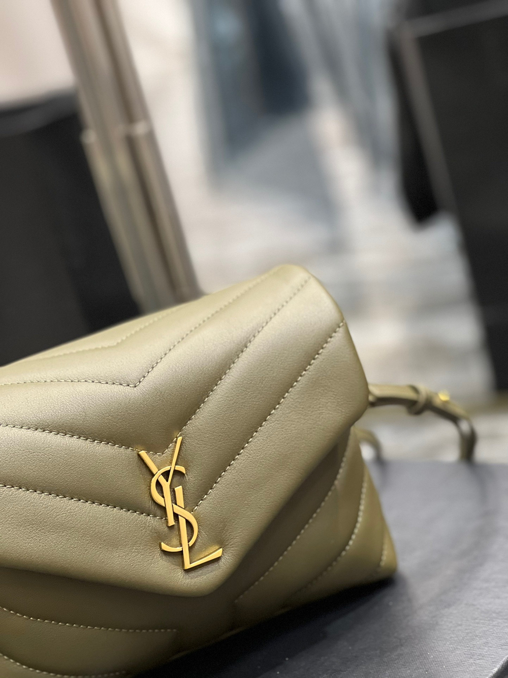 Saint Laurent Loulou 20 cm