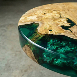 Журнальный столик из капового карагача с изумрудной смолой