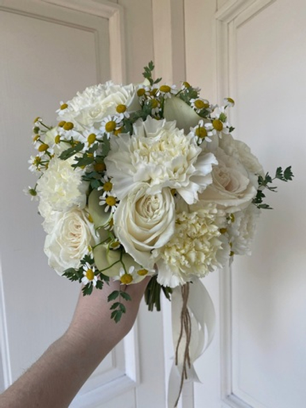 Свадебный букет из ромашки, диантусов, калл и одноголовых роз
