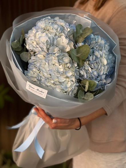 Гортензии небесного оттенка и эвкалипт в воздушном букете