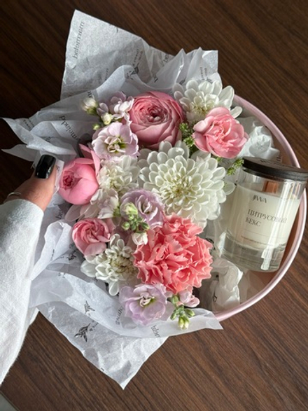 Цветочная композиция в коробке+свеча 50 мл