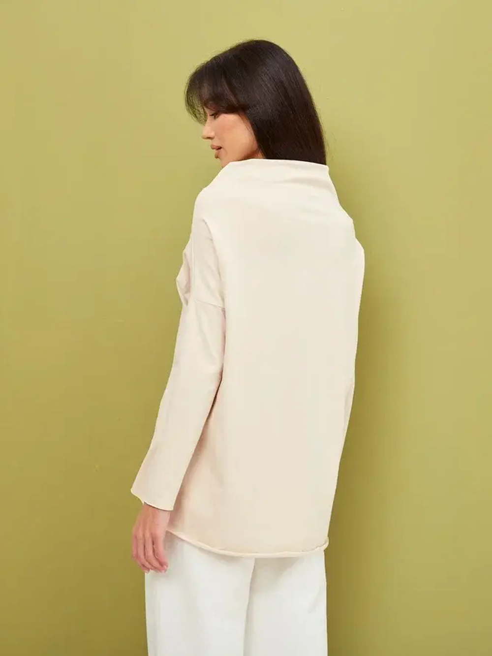 Лонгслив оверсайз с вырезом лодочка бежевый