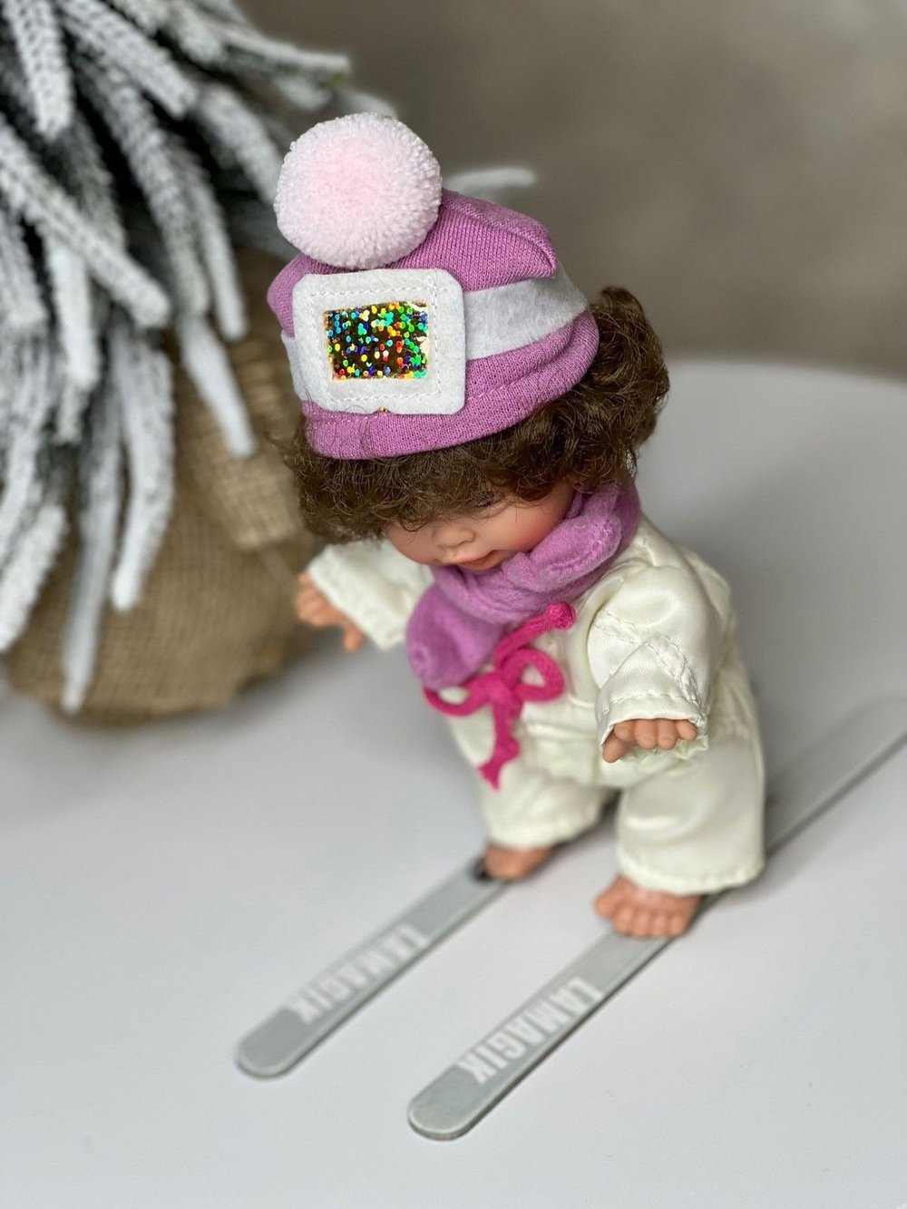 Кукла LAMAGIK виниловая 18см Gestitos Esquiador  (505A)