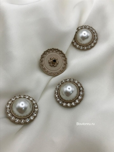 Шляпка под установочные кнопки жемчуг в обрамлении из страз в матовом металле бежевого цвета
