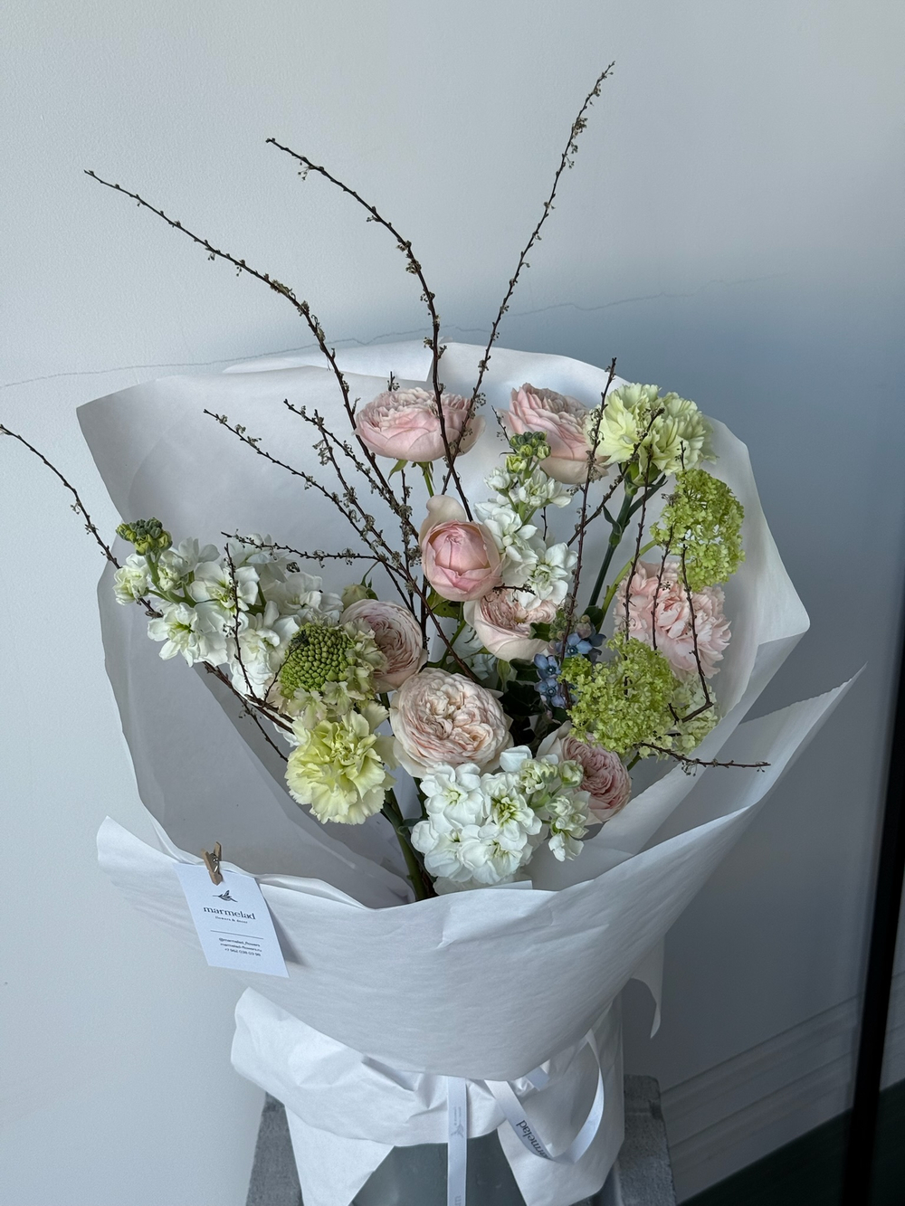 Букет из маттиолы, веток спиреи, диантусов, оксипеталума и кустовых пионовидных роз