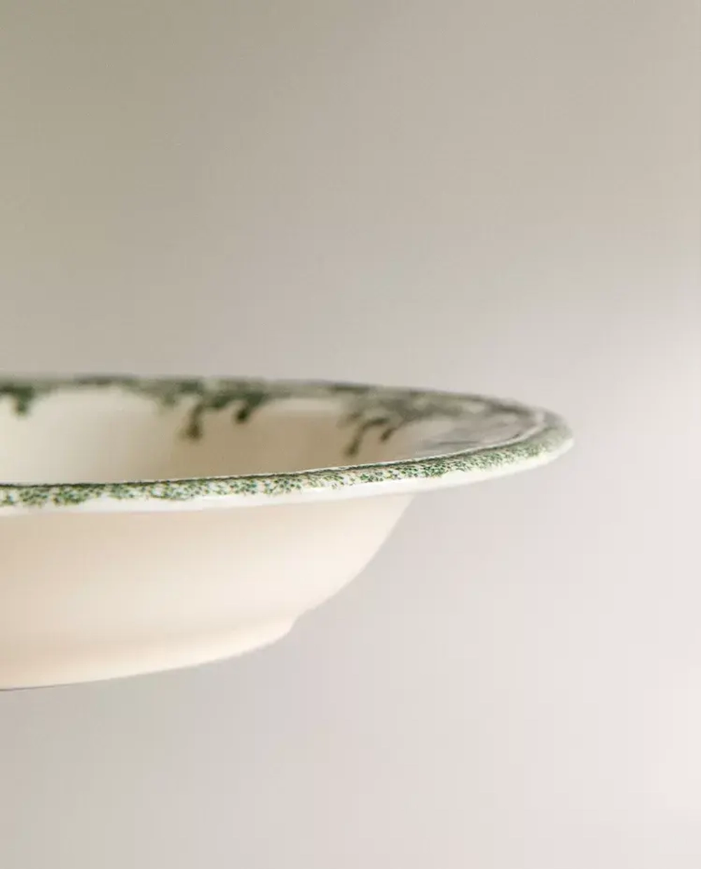 ZARA HOME ГЛУБОКАЯ ТАРЕЛКА ИЗ ФАЯНСА С ЦВЕТОЧНЫМ УЗОРОМ, ОЛИВКОВЫЙ