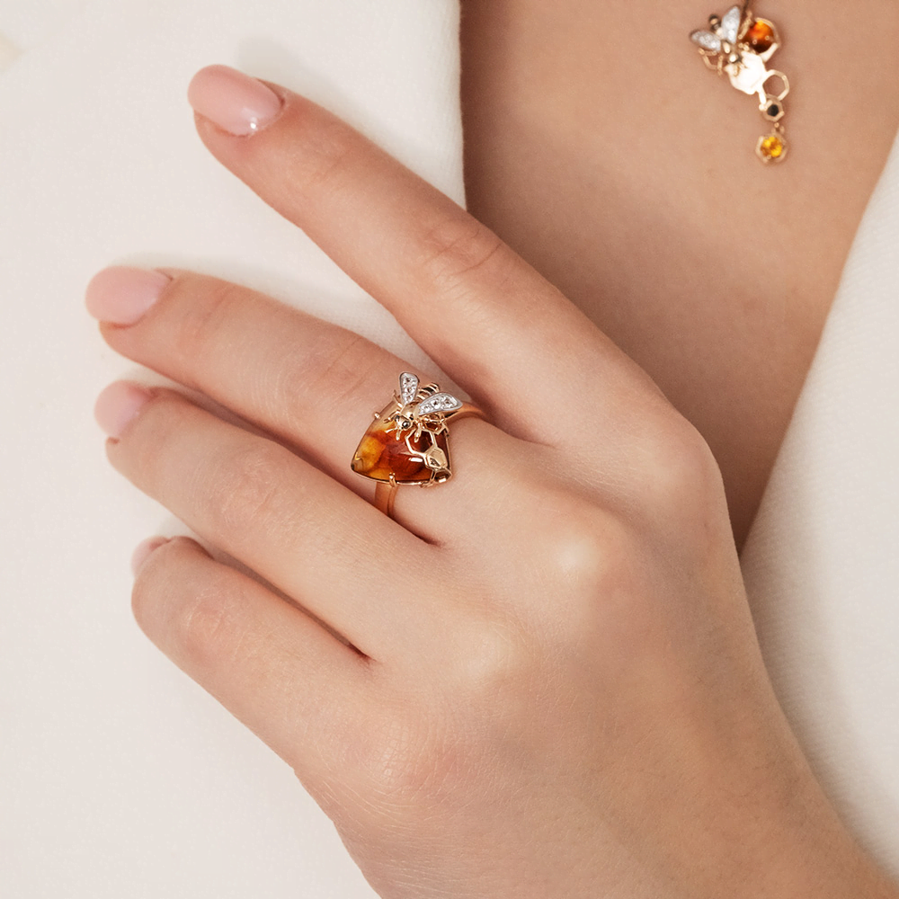 Кольцо «Пчела на сотах» из красного золота с янтарём и натуральными топазами white