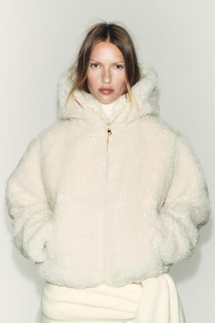 ZARA УТЕПЛЕННЫЙ БОМБЕР ИЗ ИСКУССТВЕННОГО МЕХА С КАПЮШОНОМ, ЭКРЮ