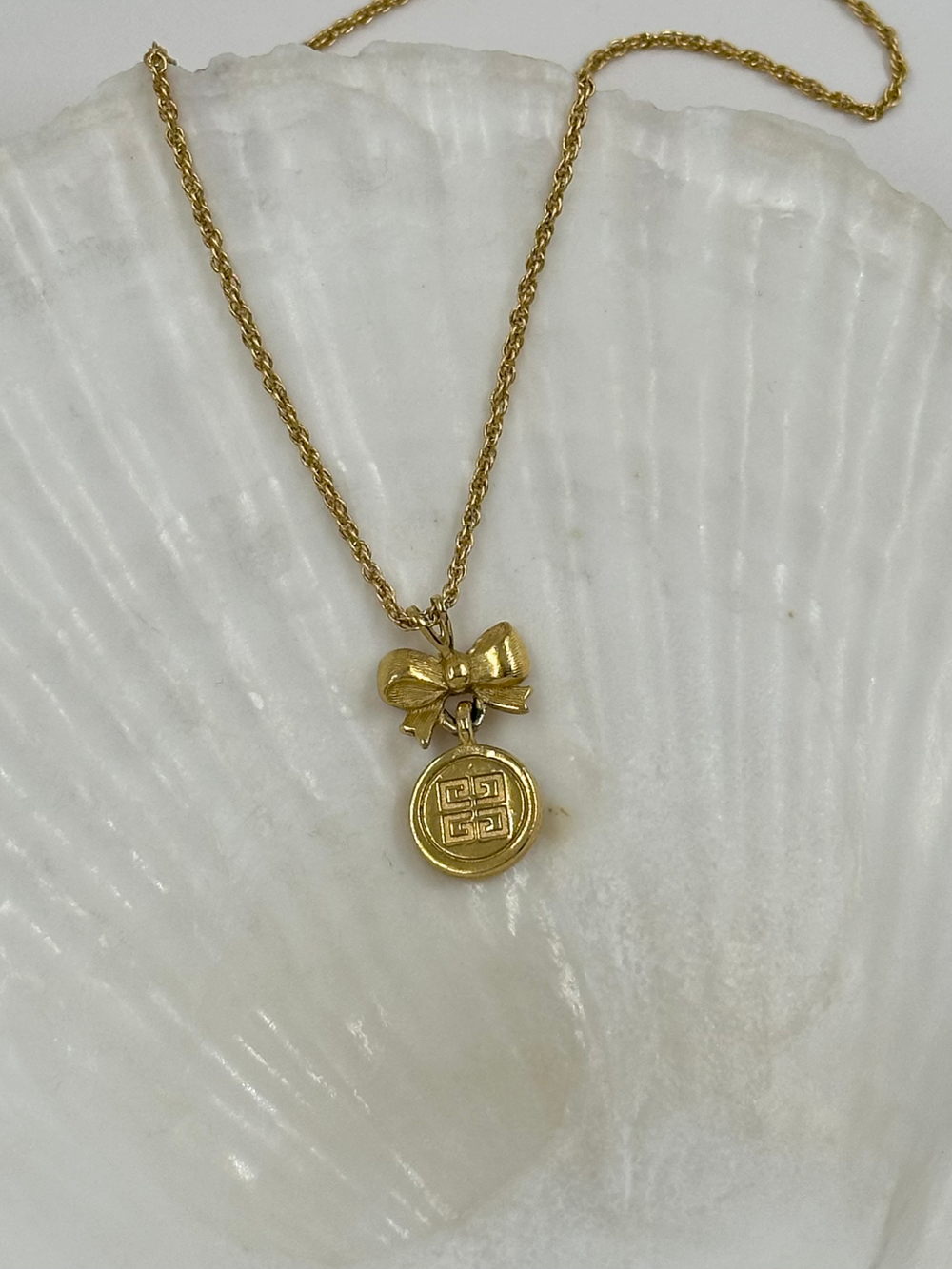 Кулон с лого и бантиком Givenchy