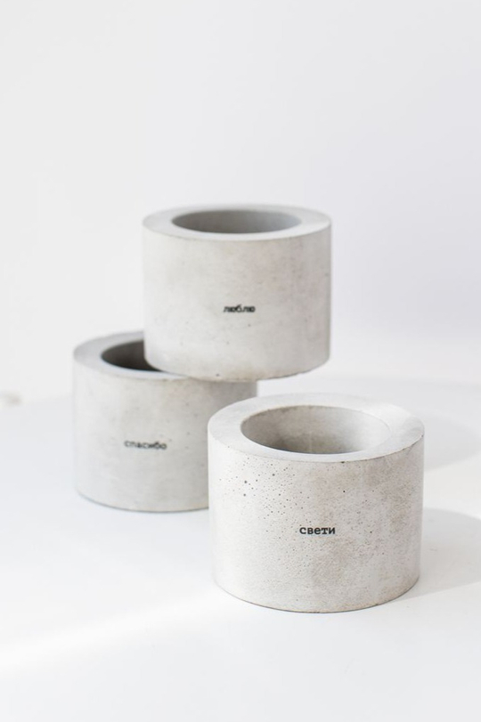 Бетонное кашпо с надписью 8/5