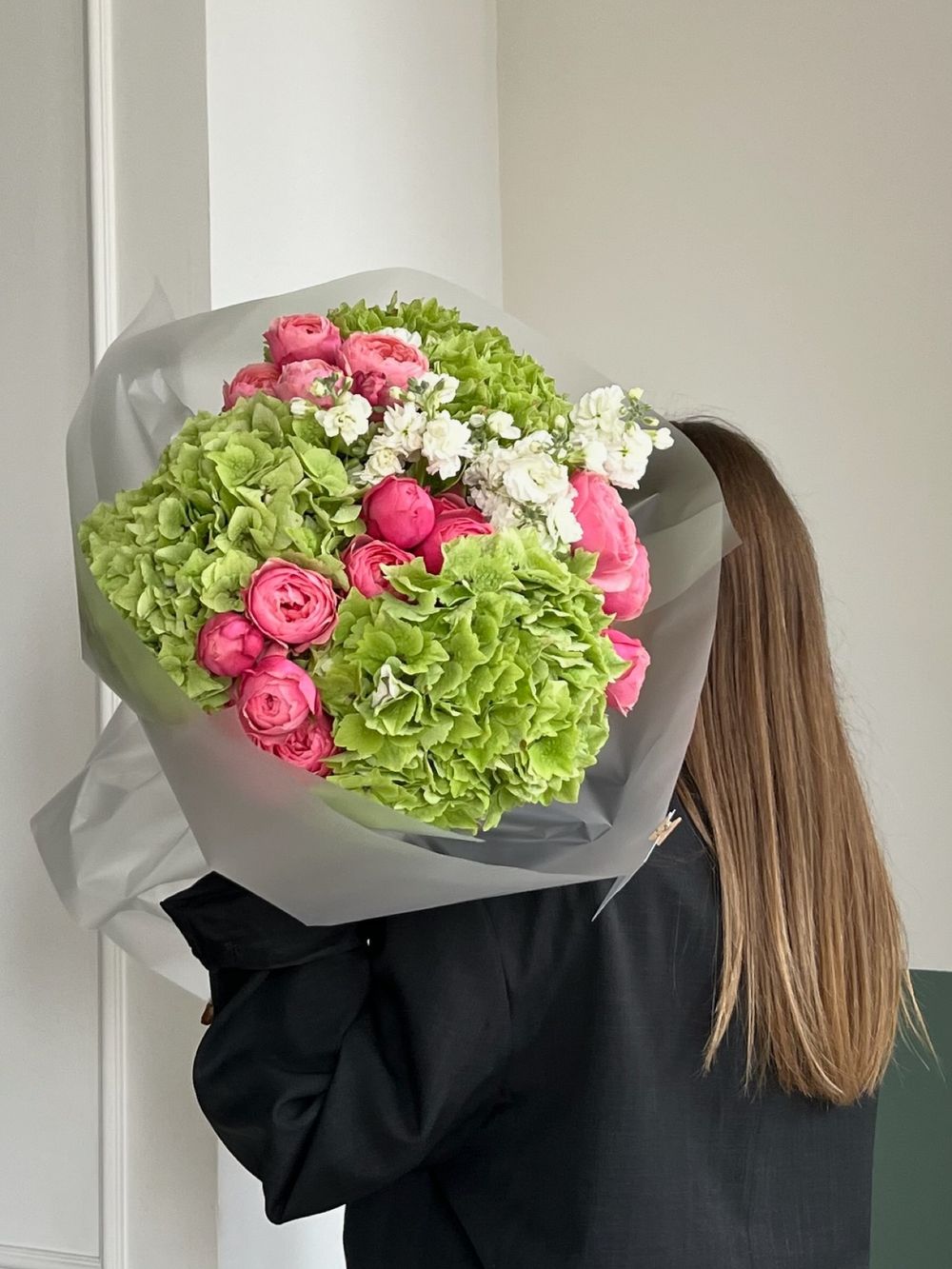 Букет сборный из гортензии, кустовых пионовидных роз и маттиолы