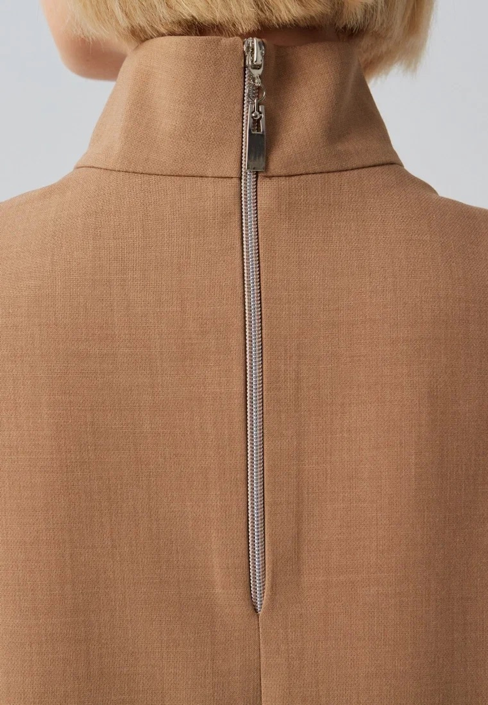 Платье с воротником-стойкой