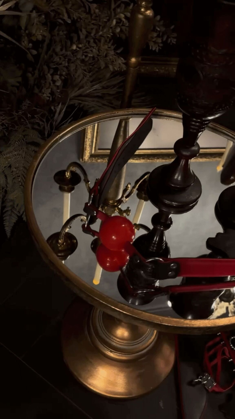 Красный силиконовый кляп-шар Scandal с черным ремешком из натуральной кожи (Цвет: черный)