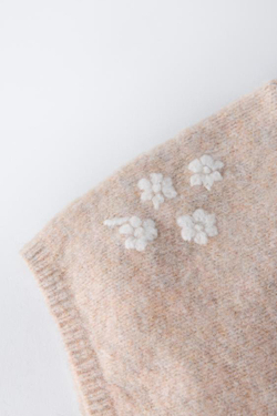 ZARA ТРИКОТАЖНЫЙ ЧЕПЧИК С ЦВЕТОЧНОЙ ВЫШИВКОЙ, СВЕТЛО-БЕЖЕВЫЙ