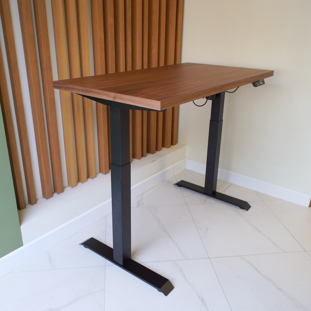 Регулируемый компьютерный стол Motor UP с регулировкой по высоте — столешница МДФ американский орех