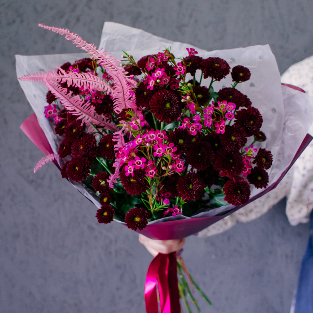 53. Букет с хризатемами сантини в бордовых оттенках