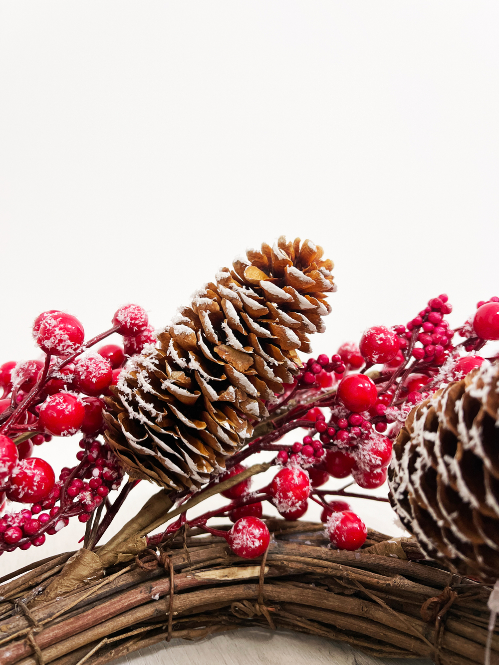 Венок из красных ягод с шишками 40см ChristmasDeLuxe