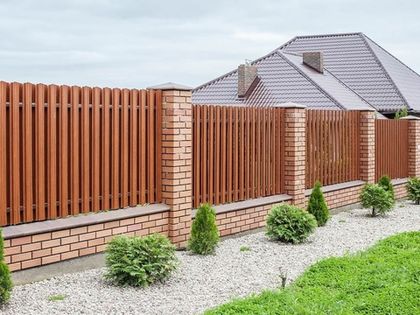 Строим забор: как сделать дешевле, но качественно?