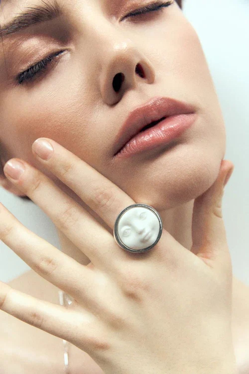 Кольцо Личико, белый фарфор