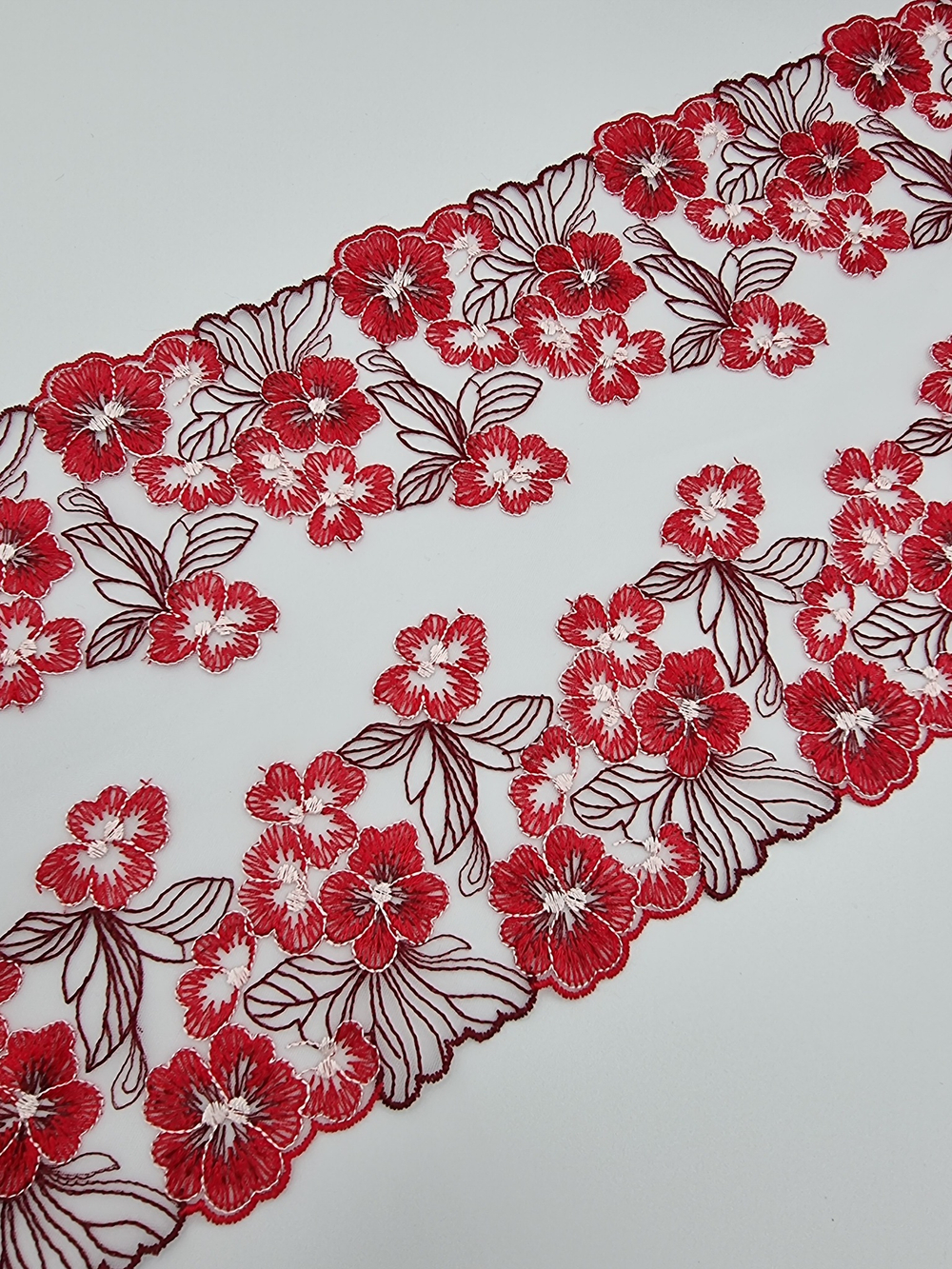 Вышивка на сетке с темно-красными цветами К662