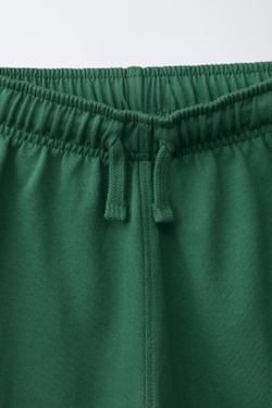 ZARA КОМПЛЕКТ ИЗ ФУТБОЛКИ И ШОРТОВ, МЯГКИЙ ЗЕЛЕНЫЙ